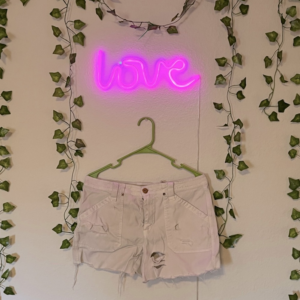 White distressed jeans